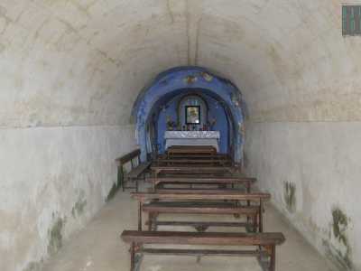 All�interno l�edificio religioso si sviluppa tutto in lunghezza, sembra quasi un tunnel...